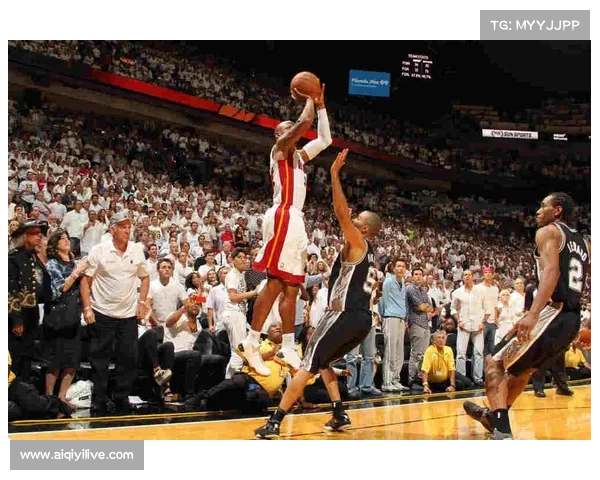 “鹿智博退役战虽败犹荣，中外格斗风格对话凸显技术融合趋势”