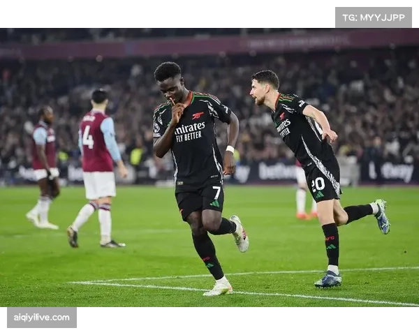 阿森纳2-1领先巴萨进入半场,萨卡、莱万分别建功